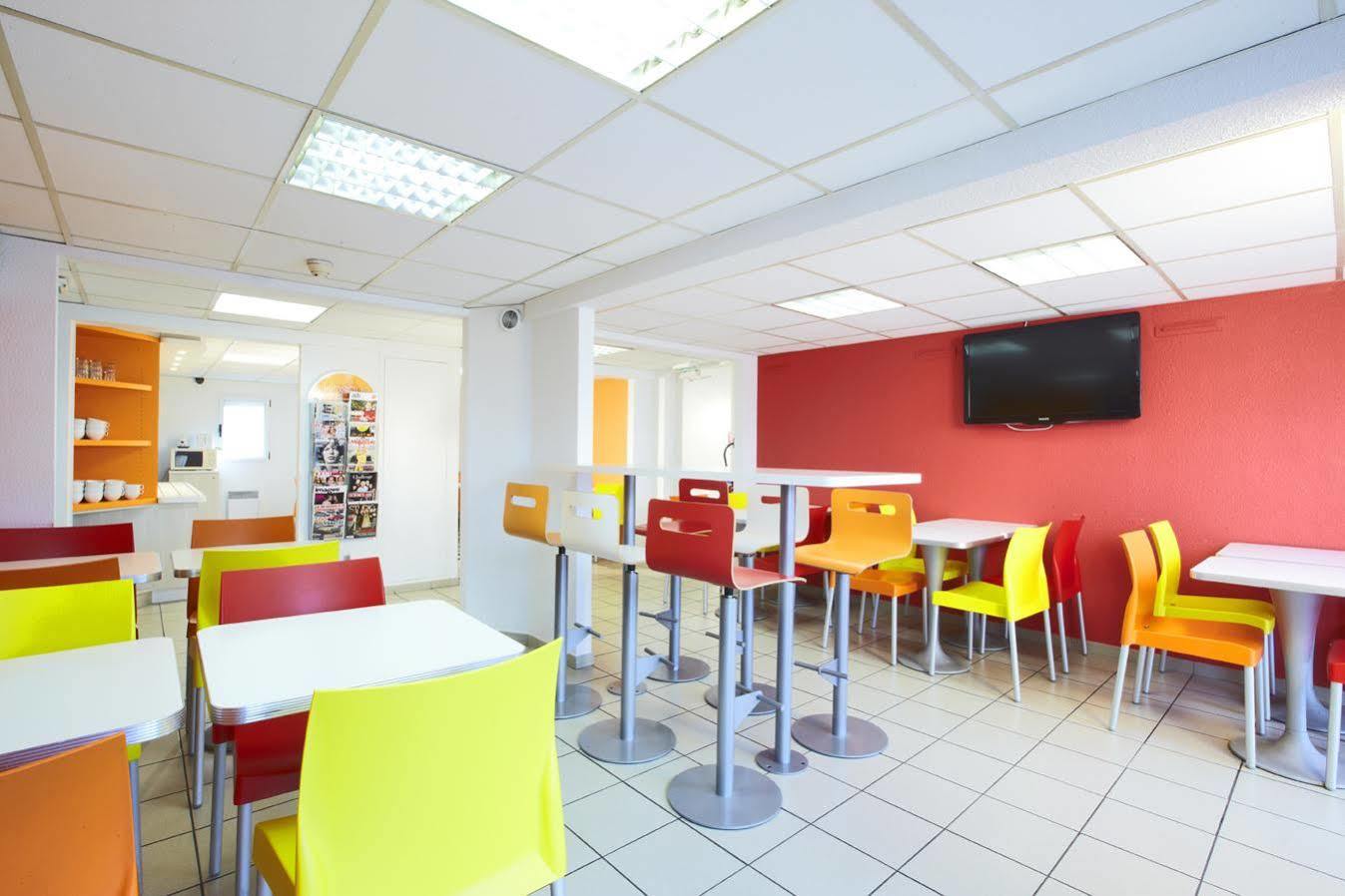 Premiere Classe Montreuil Montreuil  Eksteriør billede The interior of a typical Ibis budget hotel