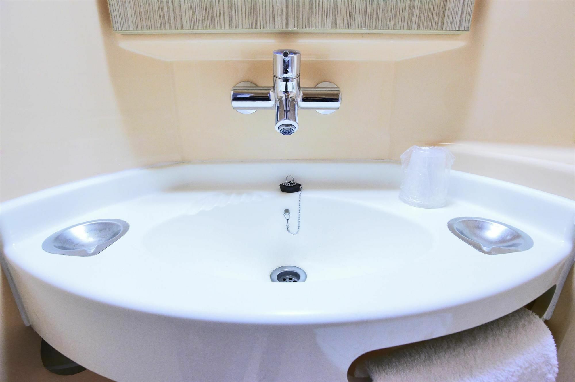 Premiere Classe Montreuil Montreuil  Eksteriør billede A modern lavatory